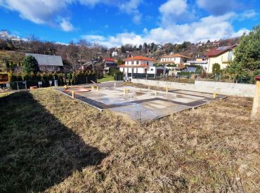 NA PREDAJ stavebný pozemok 600 m2 s rozostavaným bungalovom v lukratívnej lokalite Nové Mesto nad Váhom
