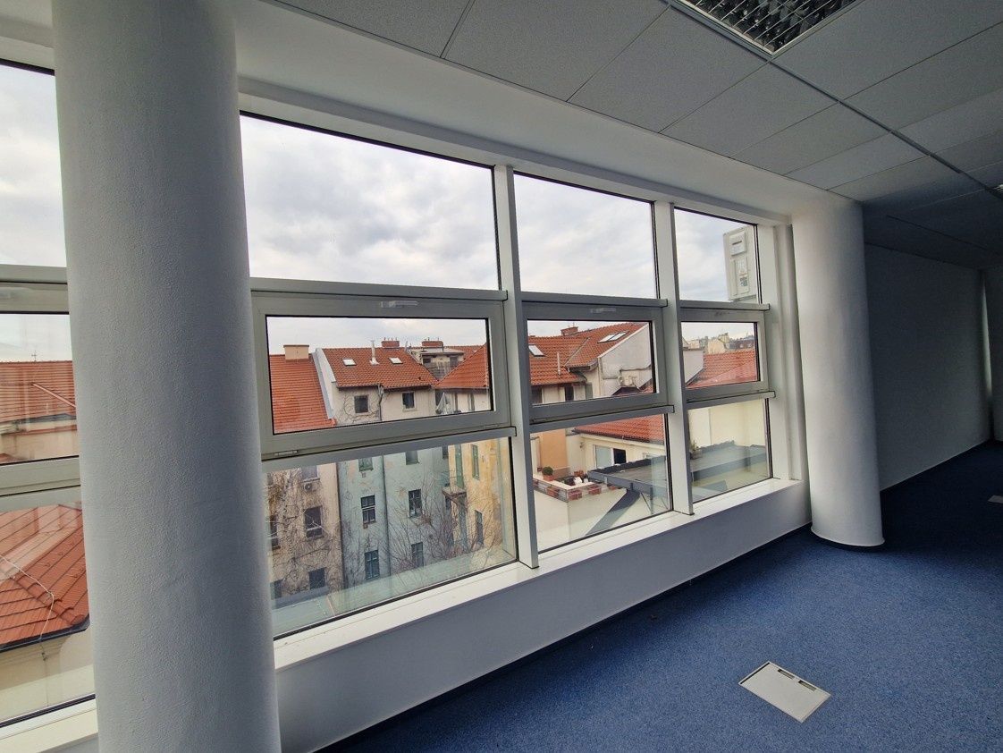 Exkluzívne u nás. Ponúkame na prenájom moderné nadštandardné administratívne priestory na Dobrovičovej ulici 8. v Bratislave.