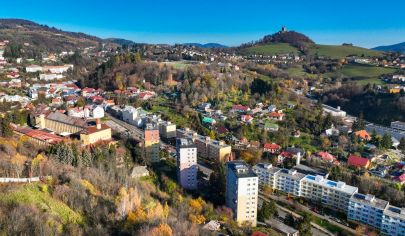 Hľadáme na prenájom 1-2 izbový byt s výťahom Banská Štiavnica
