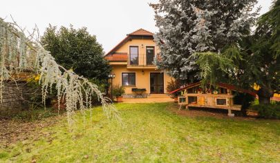 VÝBORNÁ LOKALITA!  Samostatný 4-izbový dvojpodlažný rodinný dom v Ivanke pri Dunaji