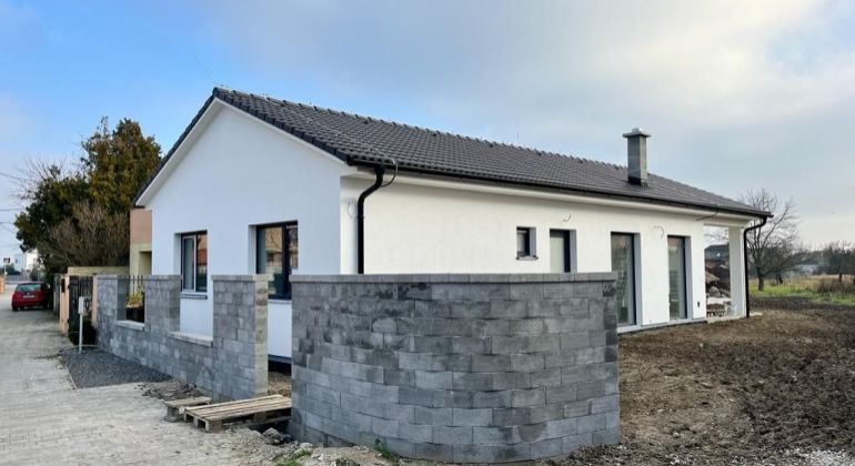 Novostavba 4 izbového rodinného domu v úplnom centre obce Nová Dedinka