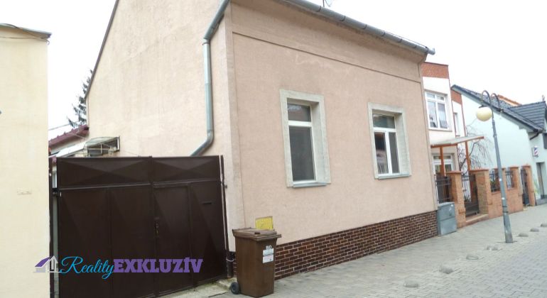 Na predaj rodinný dom s budovou na podnikanie v meste Lučenec - priame centrum