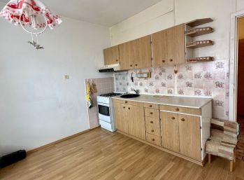 Predaj 1 izbový byt, veľká loggia, šatník, pôvodný stav