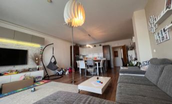 Predaj, priestranný a zariadený 3- izb. byt so záhradou (UP 91,55 m2 + záhradka 37,13 m2 s terasou 13,55 m2) a s 2 parkovacími miestami v novostavbe v pokojnej uličke malebnej obce Pama, Rakúsko- Burg