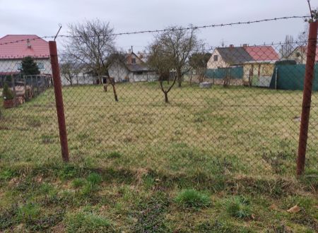 Predaj stavebného pozemku 798 m2 pri lese v Šaštíne - Strážoch