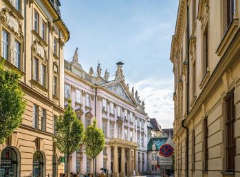 Tento 1izbový byt v historickej uličke starého mesta Bratislavy môže byť váš.