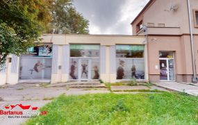 Na predaj budova s obchodno - kancelárskym priestorom v Trenčíne, ulica Dlhé Hony.