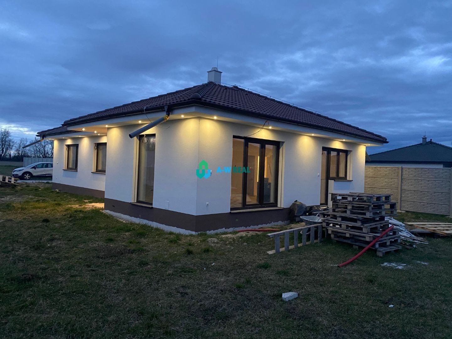 Predaj NOVOSTAVBA-HOLODOM: Pekný, komfortný, moderný 4-izbový rodinný dom na predaj v obci Jahodná, nová štvrť!!!!