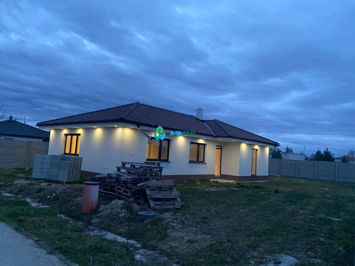 Predaj NOVOSTAVBA-HOLODOM: Pekný, komfortný, moderný 4-izbový rodinný dom na predaj v obci Jahodná, nová štvrť!!!!