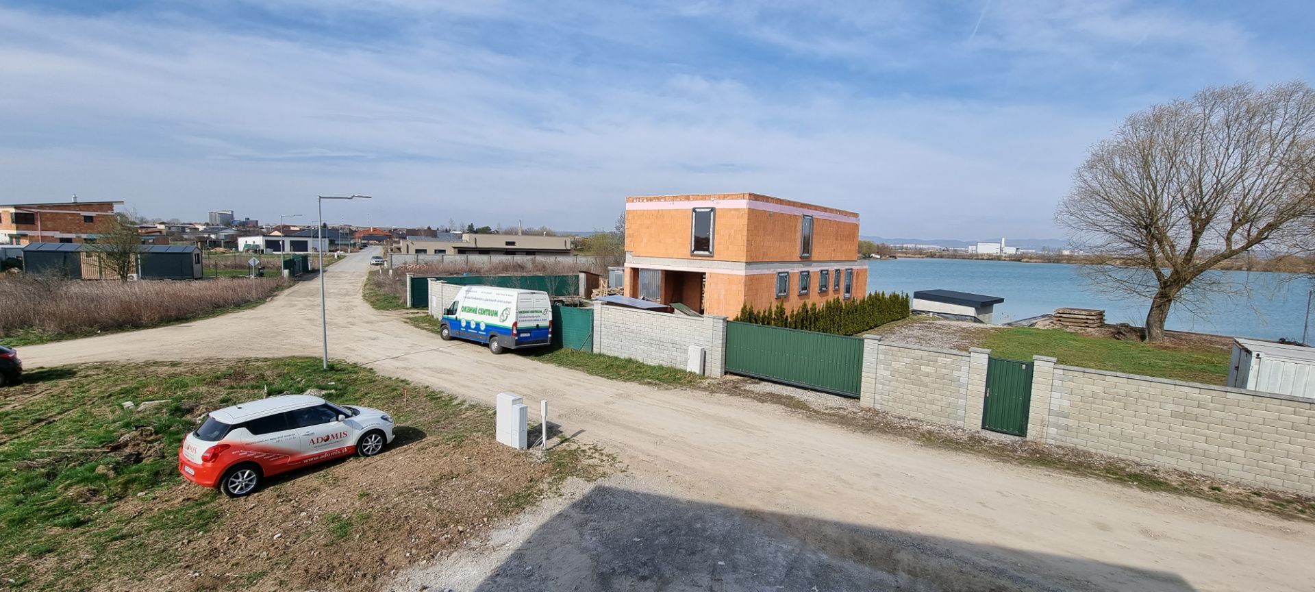 ADOMIS - Predám pekný stavebný pozemok s platným stav.povolením na výstavbu 2-podlažného domu, obec Čaňa, len 12 min z Košíc.