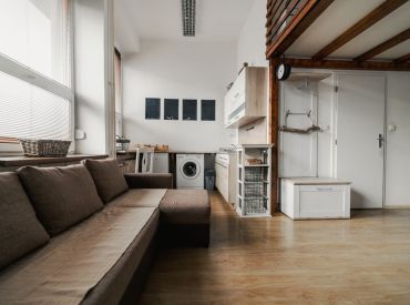 INVESTIČNÁ PRÍLEŽITOSŤ: Pekný apartmán s vysokým stropom