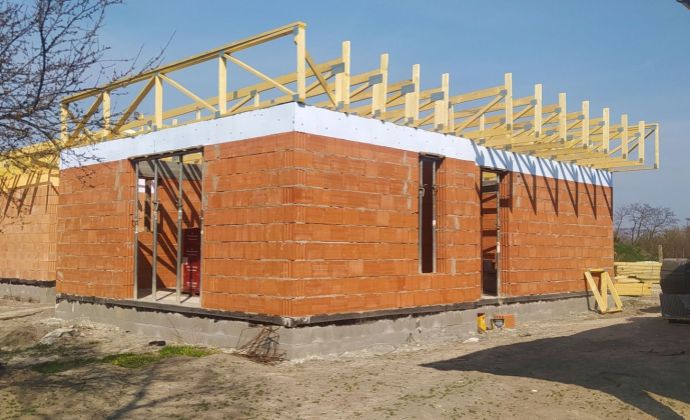 Moderný a kvalitne stavaný 3-izbový rodinný dom od overeného staviteľa, pozemok 455 m2, obec Báč