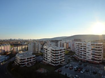 Slnečný 2 izbový byt s veľkou loggiou (7,75 m2) s výhľadom na Karpaty – Krasňany
