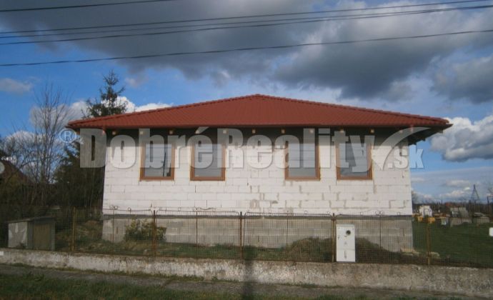 Novostavba rodinného domu pred dokončením na predaj v obci Jasová pri Nových Zámkoch.