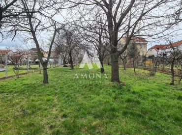 Pozemok na predaj v obci Šenkvice - projekt - stavebné povolenie platné