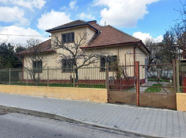 ** EXKLUZÍVNE - Na predaj tehlový 2-podlažný rodinný dom s pozemkom o rozlohe 1064 m2 - Nové Mesto nad Váhom - širšie centrum **