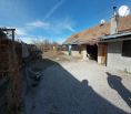 TOP Realitka – Exkluzívne! NAJLACNEJŠIE BÝVANIE v okolí BA, RD pôvodná  stavba, pozemok 1841,7m2, tehla, spoločný dvor, CENTRUM OBCE - VEĽKÝ BIEL, Kostolná ul.