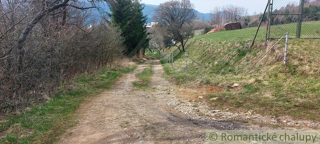 Slnečný pozemok v pripravovanej vidieckej zástavbe pod Chopkom - Dolná Lehota.