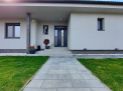 ADOMIS - predáme TOP 5-izbový bungalov 160m2,bazén,záhradný domček,terasa,parking pre 5 áut,712m2, stačí nasťahovať sa, Beniakovce.