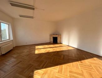 Zvolen, Nám. SNP – priestranný slnečný 3-izbový byt, 120 m2 – prenájom