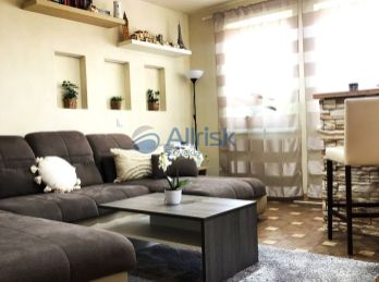 REZERVOVANÝ Na predaj pekný  4 izbový rodinný dom v meste Šaľa
