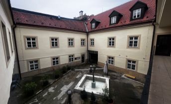 Prenájom, 4 kancelárske priestory ( spolu 192,6 m2, možné delenie)  v historickej budove na ul. Panenská s parkovaním, Bratislava - Staré Mesto