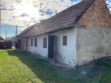 Ponúkame na predaj pozemok s 2 starými domami v Chorvátskom Grobe.