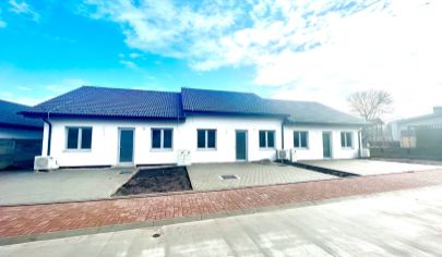 DOKONČENÝ MODERNÝ 4 izbový bungalov (časť trojdomu ) *JAKUBOV* + tepelné čerpadlo, predpríprava- klíma, el.rolety, oplotenie(HOLODOM)