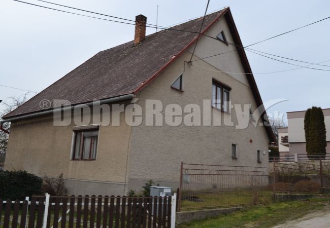 PREDANÉ! PREDAJ - Super ponuka! Rodinný dom s veľkým slnečným pozemkom v obci Chrenovec - Brusno.