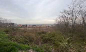 Predaj- investičný pozemok (3.777 m2, 90,- EUR/ m2) s pekným výhľadom na úpätí Malých Karpát  v blízkosti amfiteátra, Knižkova dolina  Bratislava  – Rača
