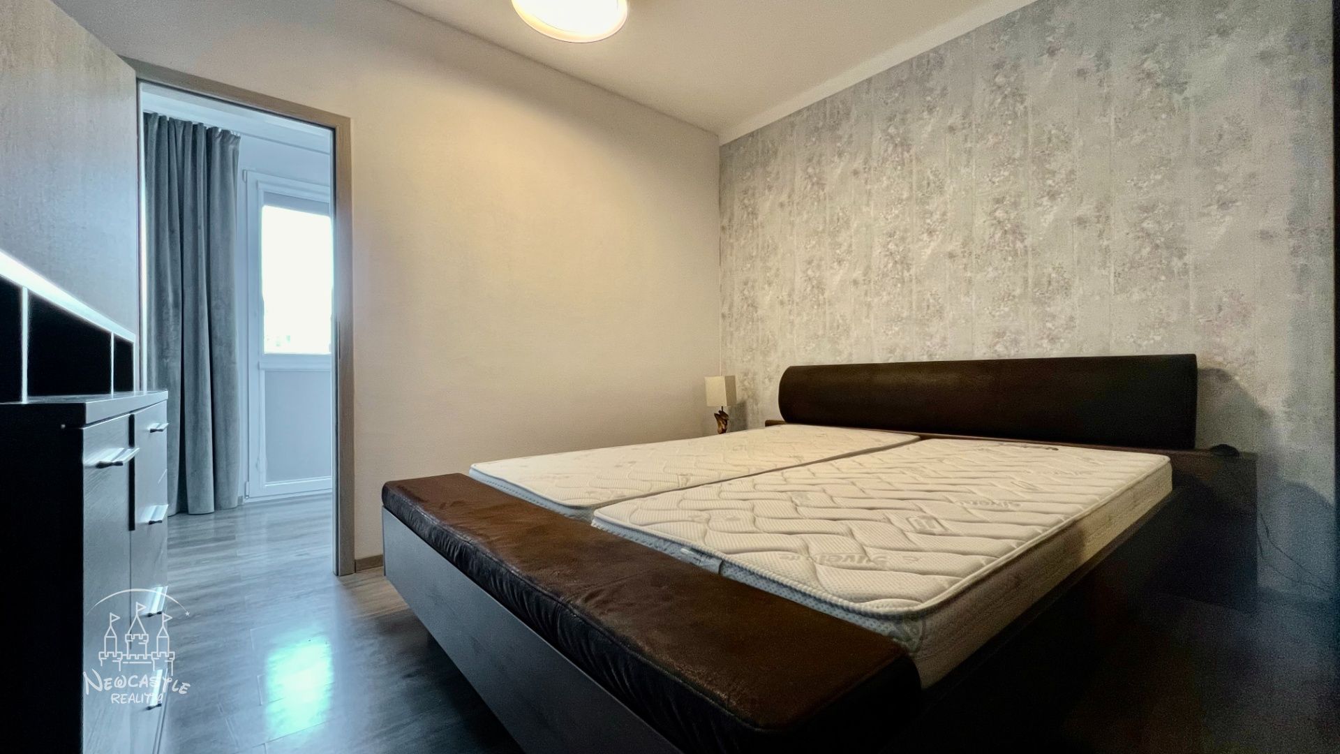NEWCASTLE | NA PREDAJ: 2,5- izbový byt s balkónom na ul. SNP