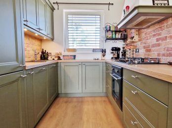 GODDESS PROPERTY - EXKLUZÍVNE - PREDAJ ŠTÝLOVÝ 4 IZBOVÝ DOM 108 M2 S TERASOU A ZÁHRADOU - 3X PARKOVANIE - MALÝ RAJ, SLOVENSKÝ GROB