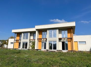 Predaj 2 priestranné rodinné domy v malebnej rakúskej obci Edelstal, Rakúsko.