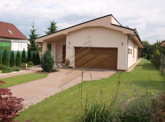 PREDANÉ - ZÁLESIE, 4-i dom, 274 m2 – atypický bungalov na priestrannom pozemku s parkovou úpravou, NÍZKOENERGETICKÁ STAVBA