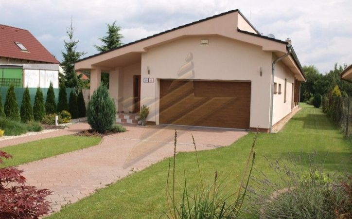 PREDANÉ - ZÁLESIE, 4-i dom, 274 m2 – atypický bungalov na priestrannom pozemku s parkovou úpravou, NÍZKOENERGETICKÁ STAVBA