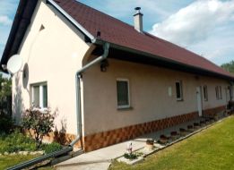 LEN U NÁS!!!DIAMOND HOME s.r.o. -Alžbeta Horváthová Vám ponúka na predaj domček na bývanie , ako aj na chalupárčenie 1km od priameho napojenie na diaľnicu R7 v obci Holice