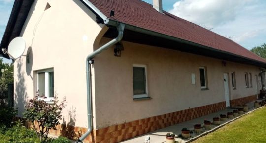 LEN U NÁS!!!DIAMOND HOME s.r.o. -Alžbeta Horváthová Vám ponúka na predaj domček na bývanie , ako aj na chalupárčenie 1km od priameho napojenie na diaľnicu R7 v obci Holice