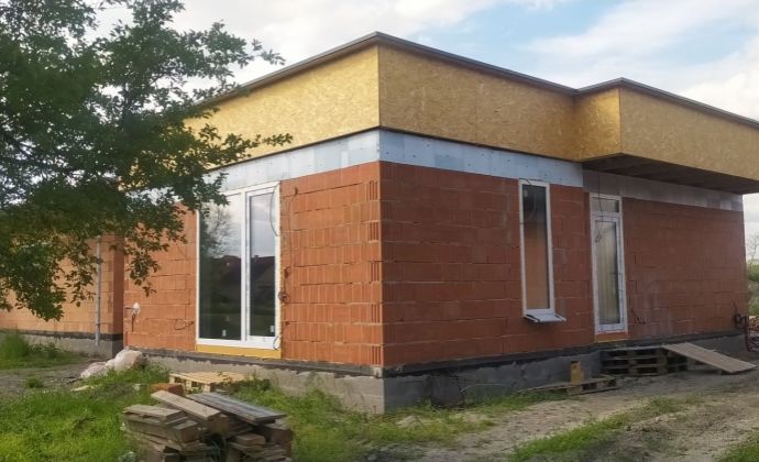 Moderný a kvalitne stavaný samostatný 3-izbový bungalov, pozemok 455 m2, obec Báč
