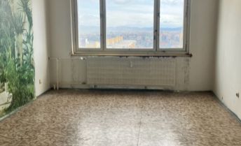 ZNÍŹENÁ CENA: Veľký 2-izbový byt s balkónom v Lučenci...