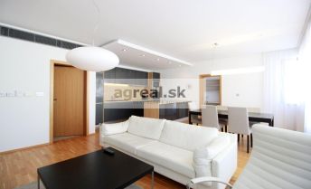 2 a 1/2 izbový byt v centre s parkingom a terasou / 1 and a half bedroom flat with parking and terrace in the center - Dunajska