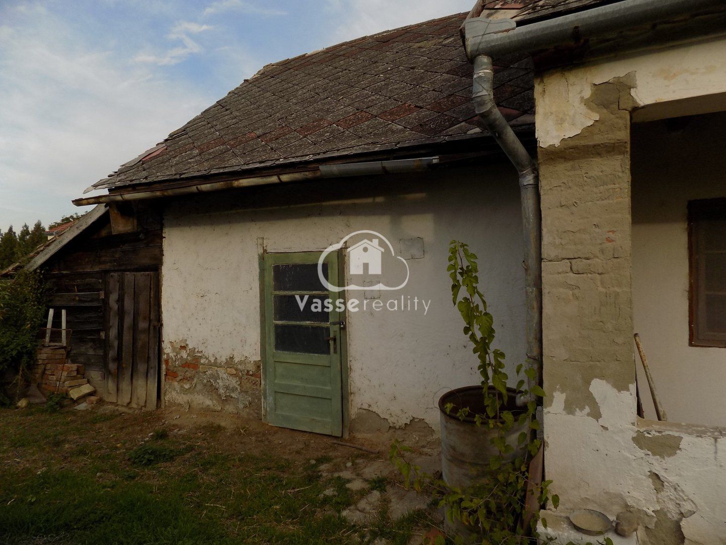 Len u nás !Na predaj chalupka v Tvrdošovciach -  zachováva krásne pôvodné prvky starých vidieckych domov.