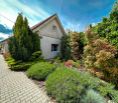 Rodinný dom - 4 izbový, krásna veľká záhrada, vlastné jazero, 3 garáže - blízko Bratislavy