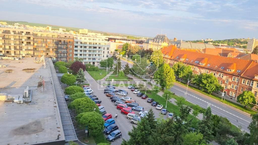 Na predaj 2-izbový byt s tromi balkónmi v centre Nitry, Štúrova ul.62 m2