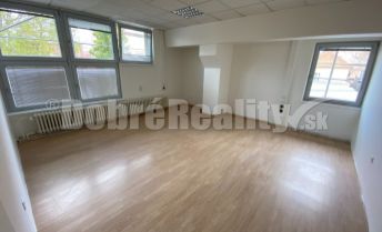 Na prenájom pekné komerčné priestory na kancelárie alebo služby zo výhodné ceny v obnovenej budove v  centre Rimavskej Soboty