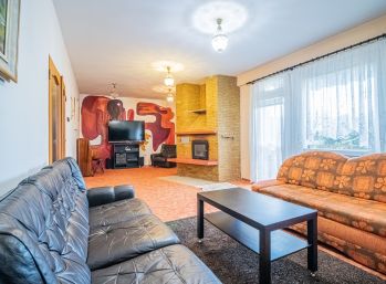 REZERVOVANY - Predaj priestranného 5 izb. rodinného domu s garážou na 6,56á pozemku, Rovinka, POKLES CENY!