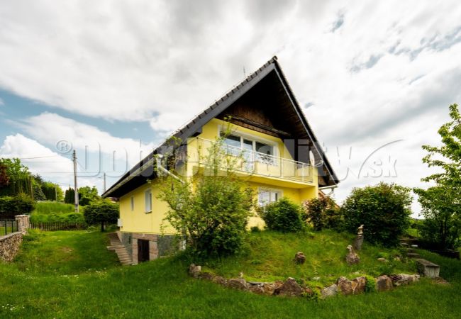 PREDANÝ: 5 izbový rodinný dom s garážou a výhľadom, 372 m2, Banská Štiavnica