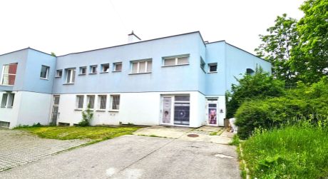 Na prenájom kancelária, priestor pre služby 25 m2+8 m2, Trenčín, ul. Gen. Svobodu
