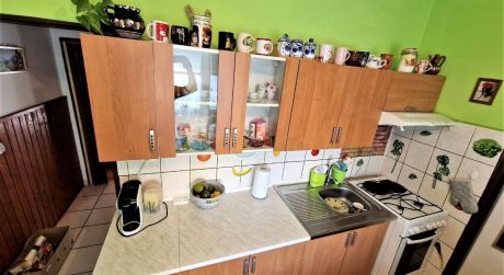 EXKLUZÍVNY PREDAJ - čiastočne prerobený 3 izbový byt s loggiou, balkónom na ul. Hviezdna v Komárne