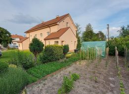 TOP Realitka – Exkluzívne – TOP cena 3 izbový byt - Vila-dom, oplotený areál, náklady iba 219 999 € TOP Lokalita - jednosmerná a slepá ulica Partizánska - Svätý Jur