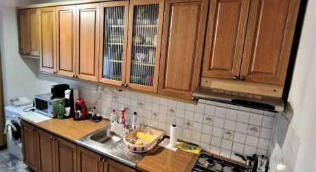 PREDAJ - prerobený 2 izbový byt s loggiou/pôvodne 3 izbový byt na ulici generála. klapku v Komárne